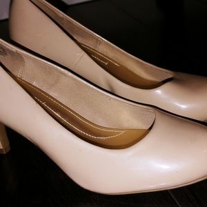 Predictions brand beige heels 1.5-2 inch